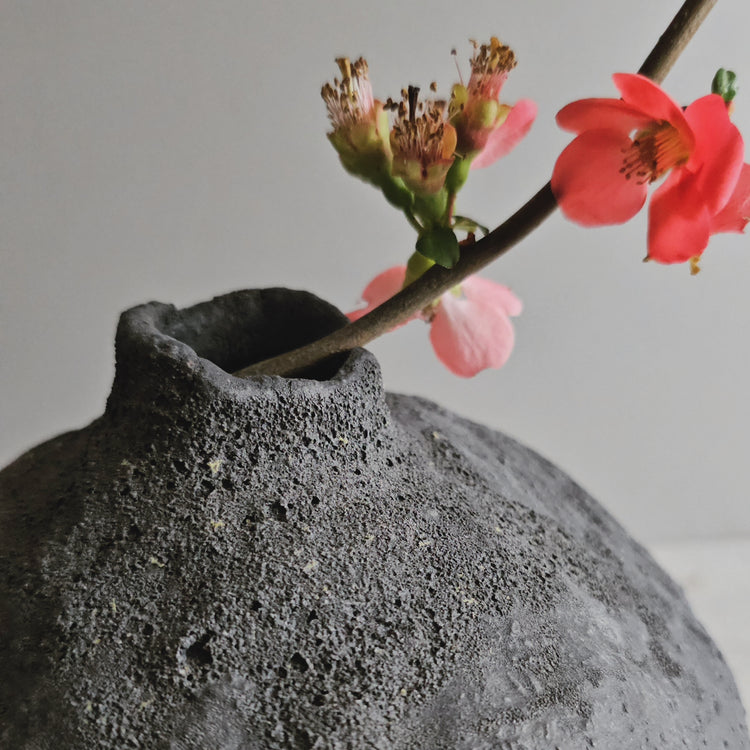 Efeso / vaso in grès rosso stratificato nero