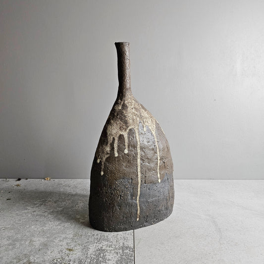 Naxos / vaso in grès scuro e smalto schiumoso