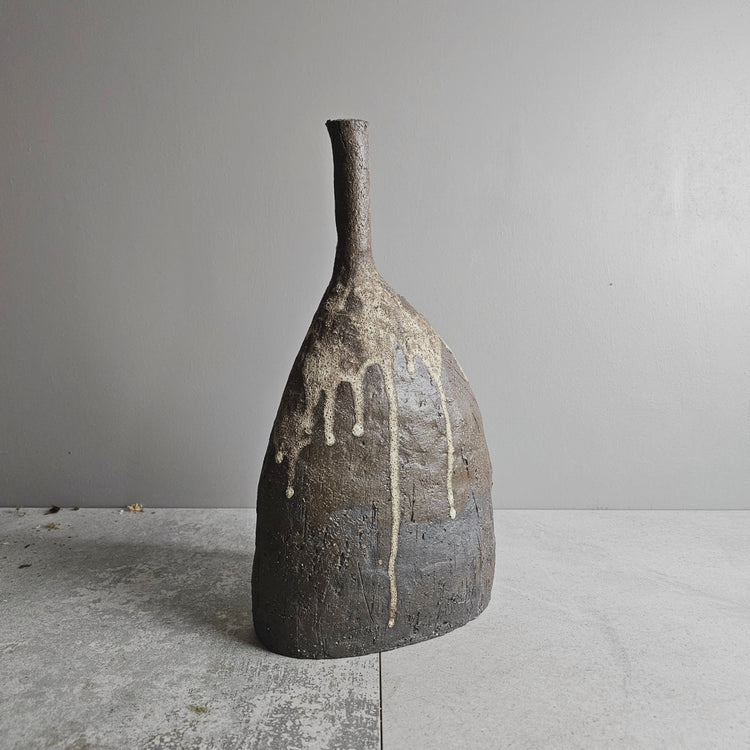 Naxos / vaso in grès scuro e smalto schiumoso