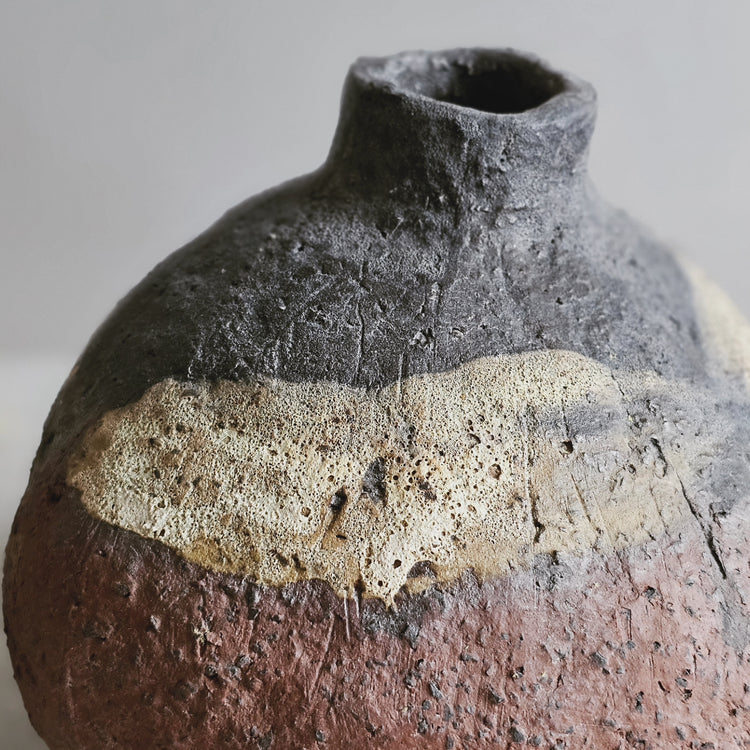 Efeso / vaso in grès rosso stratificato bianco e nero