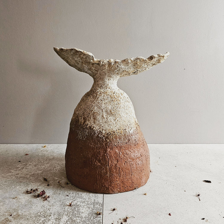 Fiore di roccia / vaso in grès rosso e smalto bianco