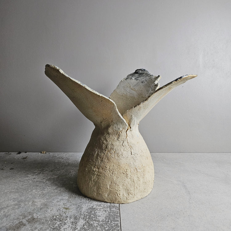 Fiore di roccia / vaso in grès crema e smalto vulcanico azzurro