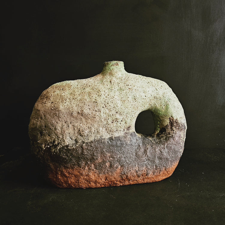 Tebe / vaso in grès rosso e smalto vulcanico