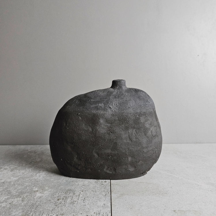 Obscura / vaso in grès e smalto nero vulcanico