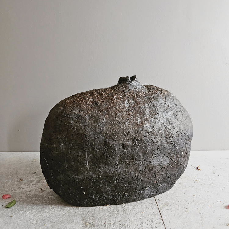 Obscura / vaso in grès bruno-nero