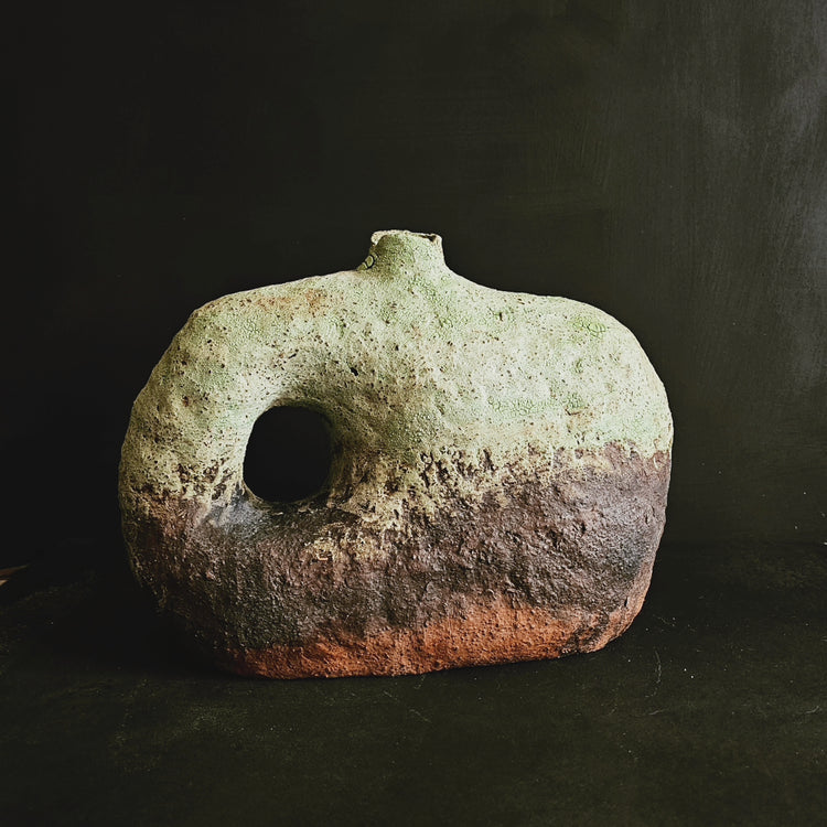 Tebe / vaso in grès rosso e smalto vulcanico