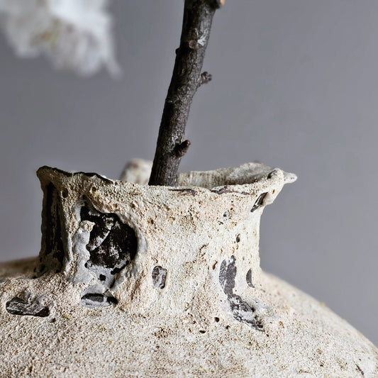 Efeso / vaso in grès nero stratificato bianco vulcanico