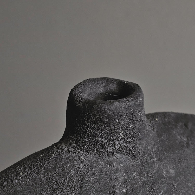 Obscura / vaso in grès e smalto nero vulcanico