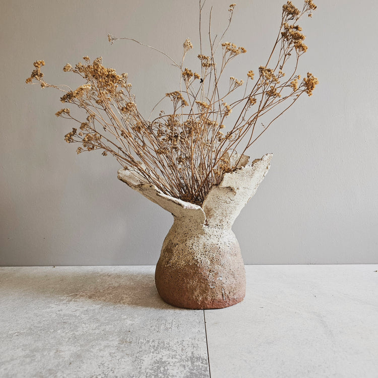 Fiore di roccia / vaso in grès rosso e smalto vulcanico