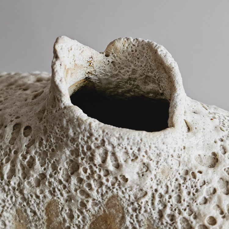 Tebe / vaso in grès crema e smalto vulcanico