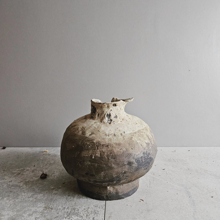 Efeso / vaso in grès nero stratificato bianco vulcanico