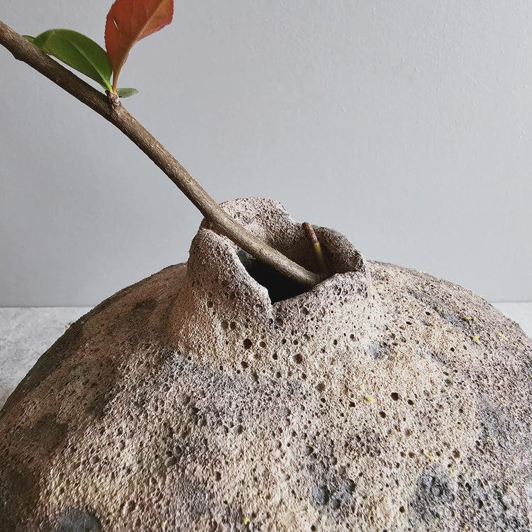 Efeso / vaso in grès rosso stratificato bianco e nero