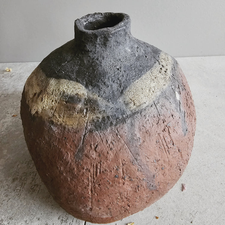 Efeso / vaso in grès rosso stratificato bianco e nero