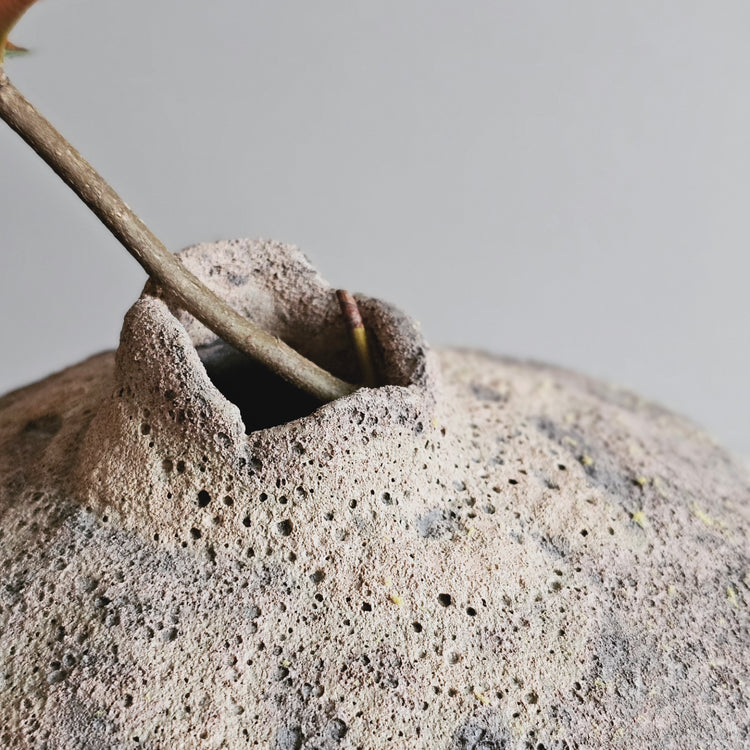 Efeso / vaso in grès rosso stratificato bianco e nero