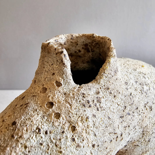 Tebe / vaso in grès rosso e smalto vulcanico