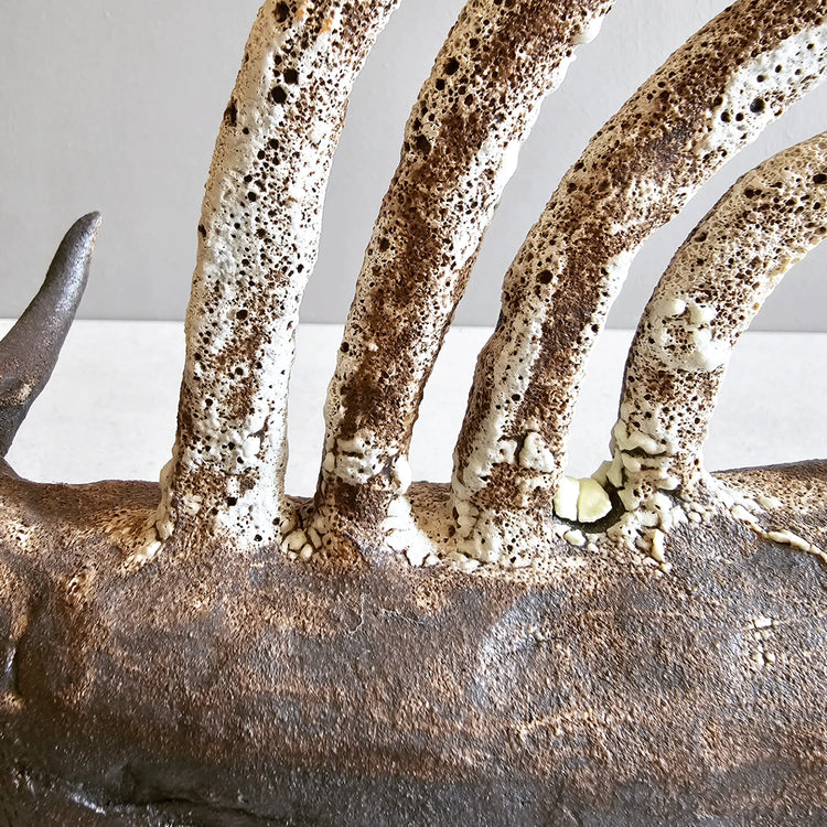 Animale / grès nero e smalti ossidati