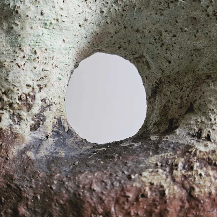 Tebe / vaso in grès rosso e smalto vulcanico