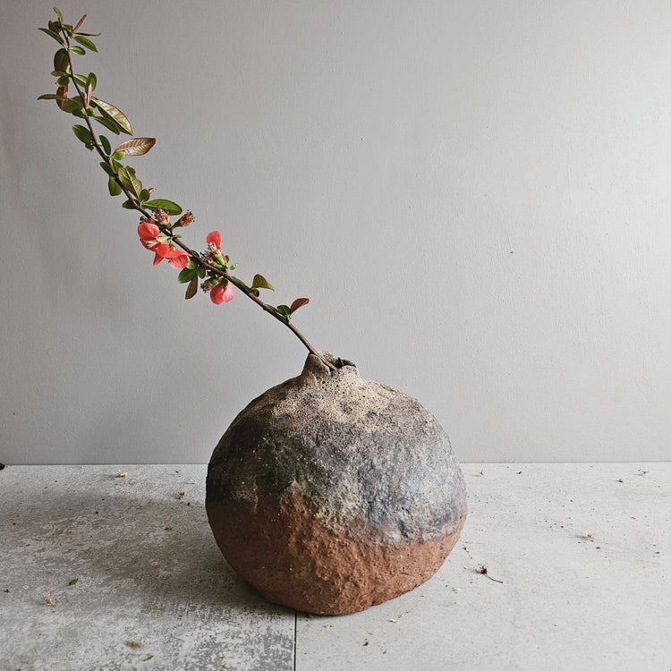 Efeso / vaso in grès rosso stratificato bianco e nero