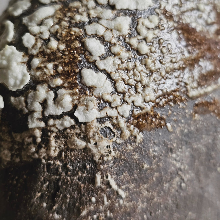 Pompei / vaso in grès nero e smalto crepato