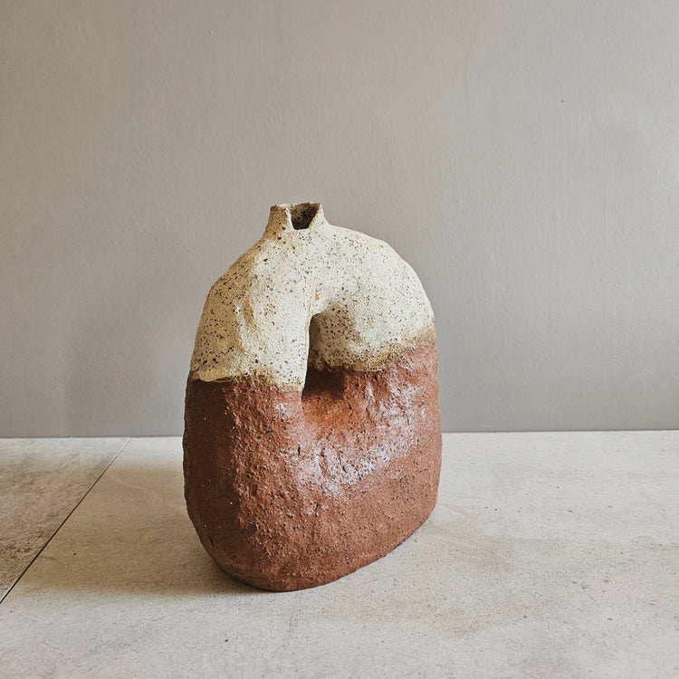 Tebe / vaso in grès rosso e smalto vulcanico