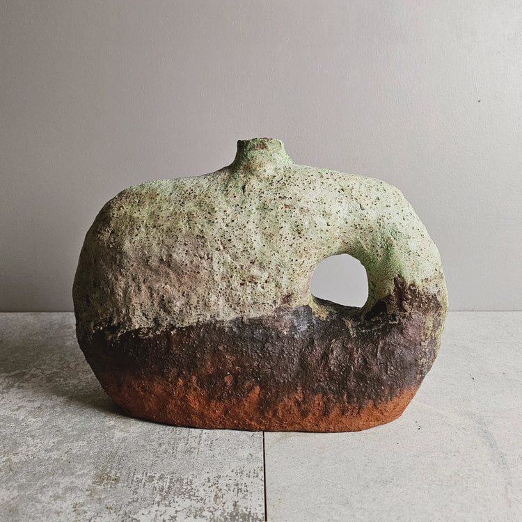 Tebe / vaso in grès rosso e smalto vulcanico