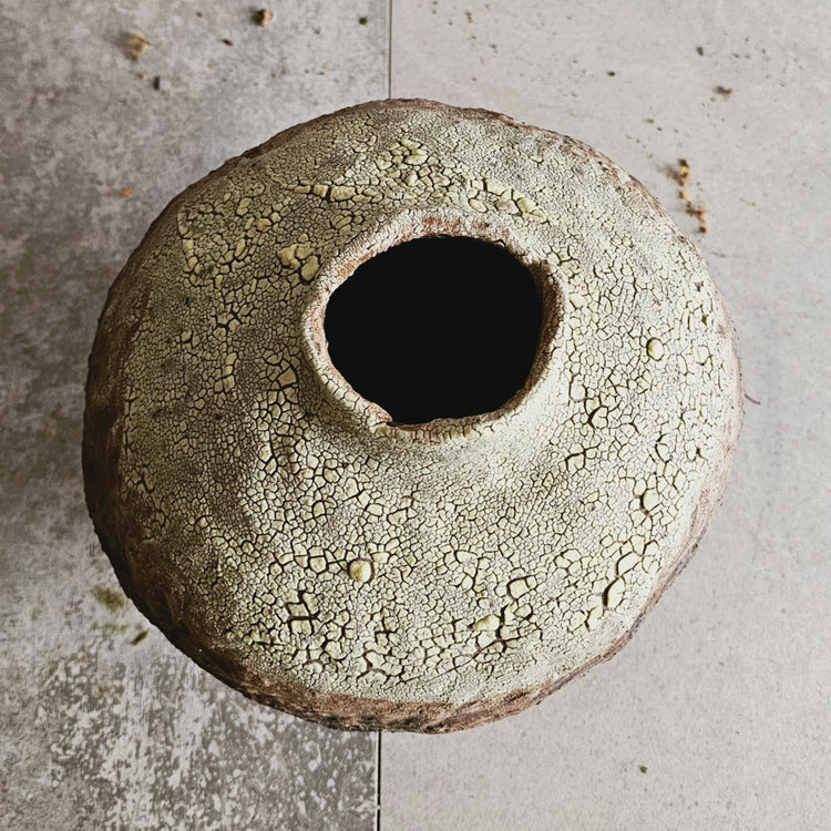 Efeso / vaso in grès rosso stratificato bianco e nero