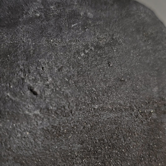 Obscura / vaso in grès e smalto nero vulcanico