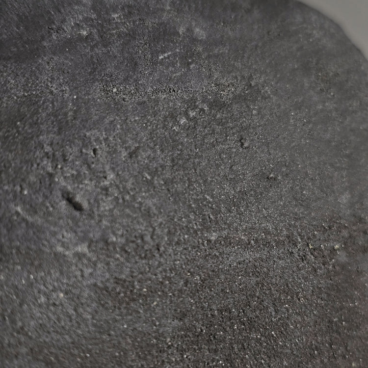 Obscura / vaso in grès e smalto nero vulcanico