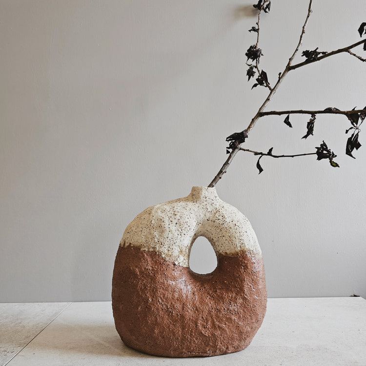 Tebe / vaso in grès rosso e smalto vulcanico