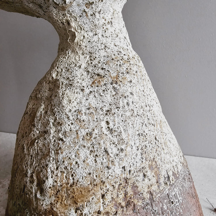 Fiore di roccia / vaso in grès rosso e smalto bianco