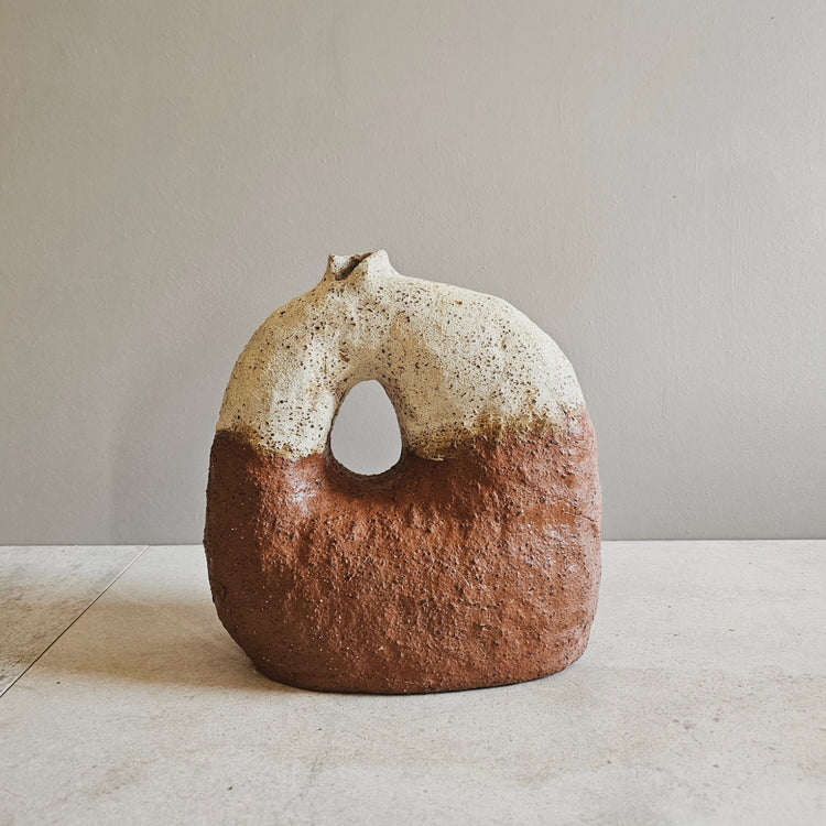 Tebe / vaso in grès rosso e smalto vulcanico