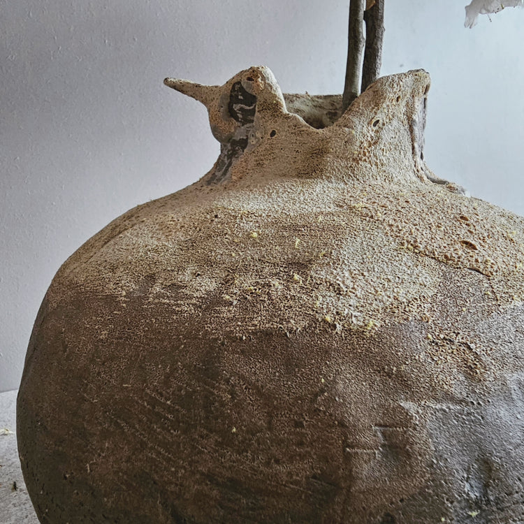 Efeso / vaso in grès nero stratificato bianco vulcanico