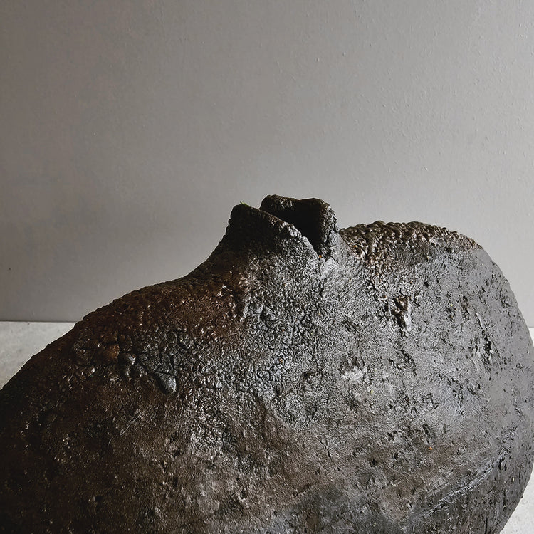 Obscura / vaso in grès bruno-nero