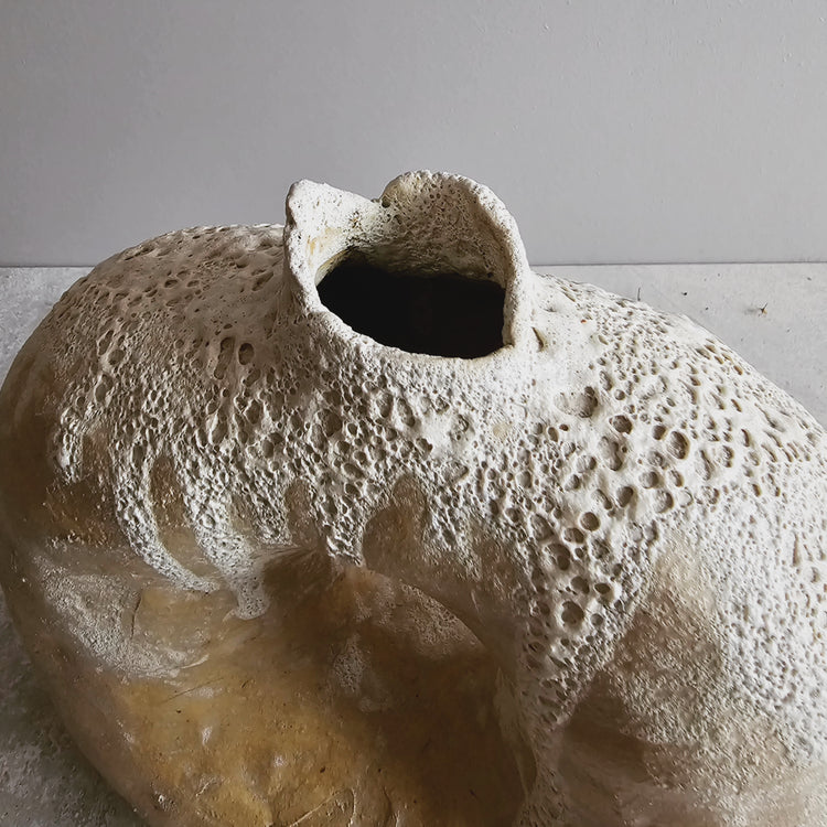 Tebe / vaso in grès crema e smalto vulcanico