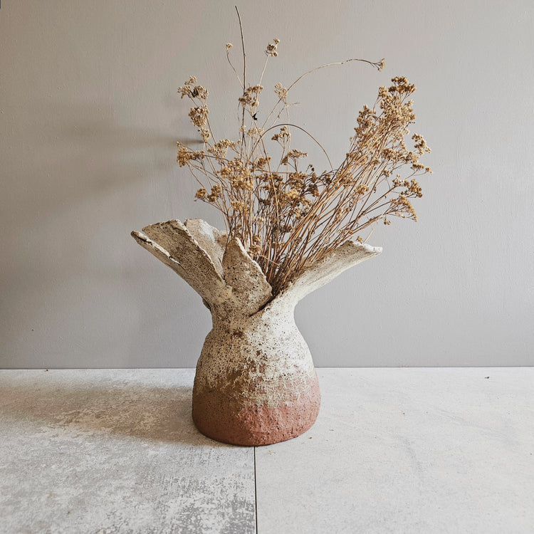 Fiore di roccia / vaso in grès rosso e smalto vulcanico