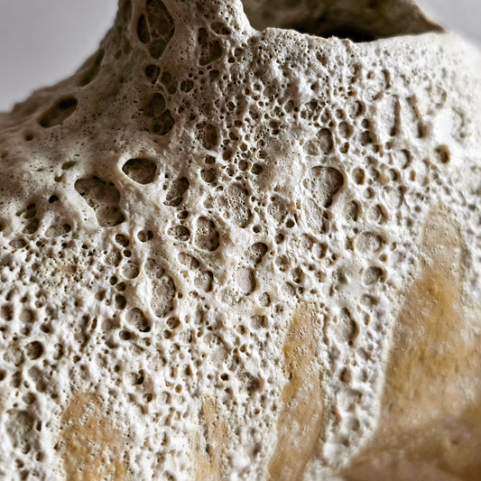 Tebe / vaso in grès crema e smalto vulcanico