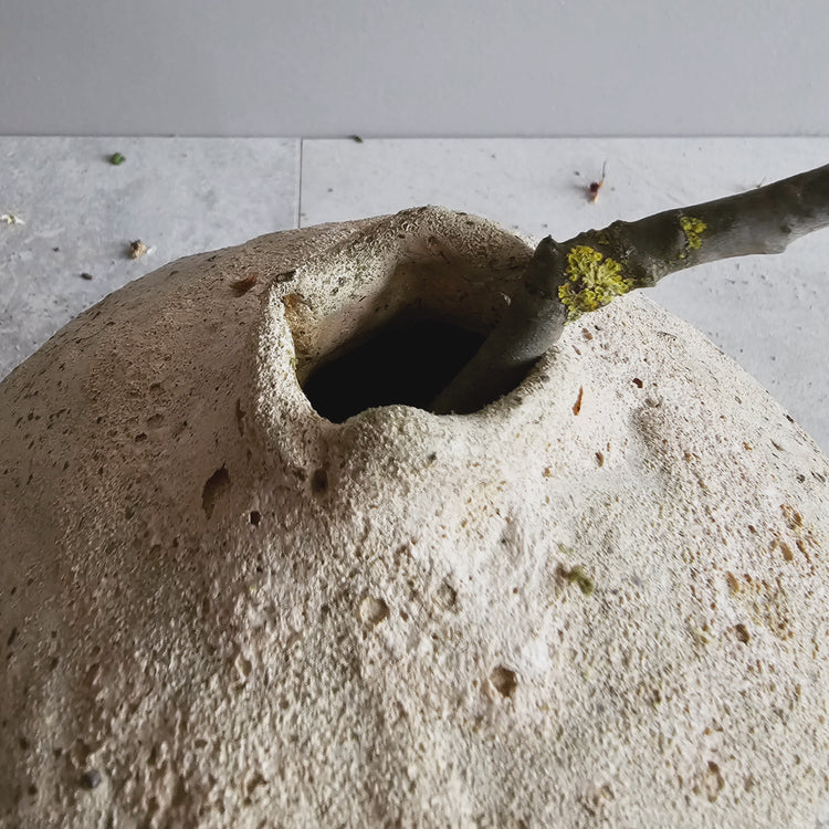 Efeso / vaso in grès nero stratificato bianco vulcanico