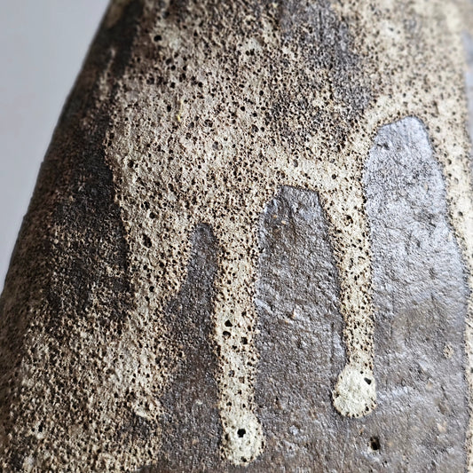 Naxos / vaso in grès scuro e smalto schiumoso