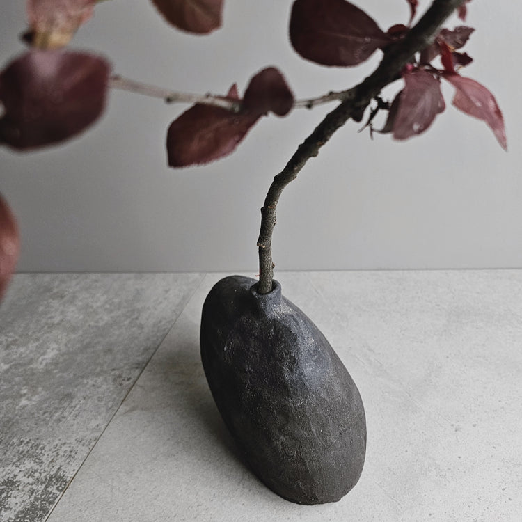 Obscura / vaso in grès e smalto nero vulcanico