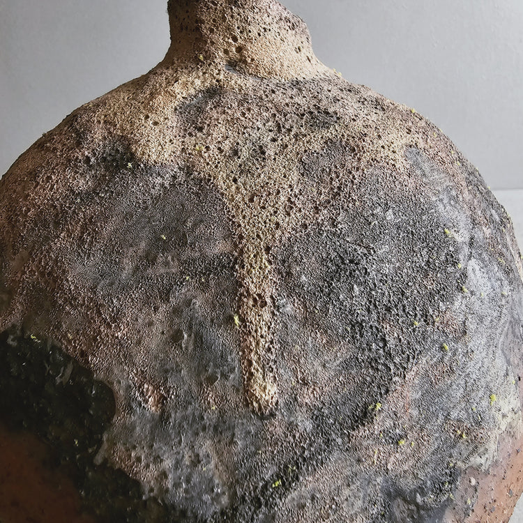 Efeso / vaso in grès rosso stratificato bianco e nero