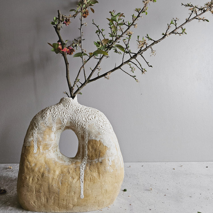 Tebe / vaso in grès crema e smalto vulcanico