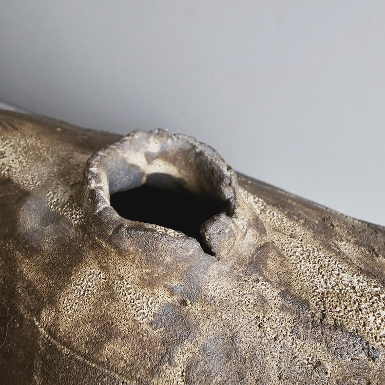 Pompei / vaso in grès e smalto nero vulcanico