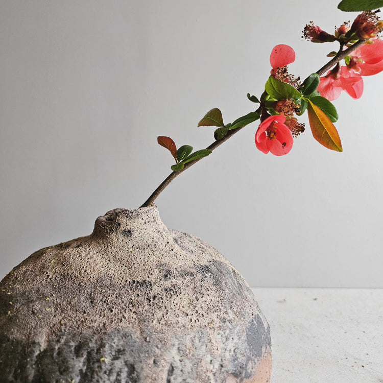 Efeso / vaso in grès rosso stratificato bianco e nero