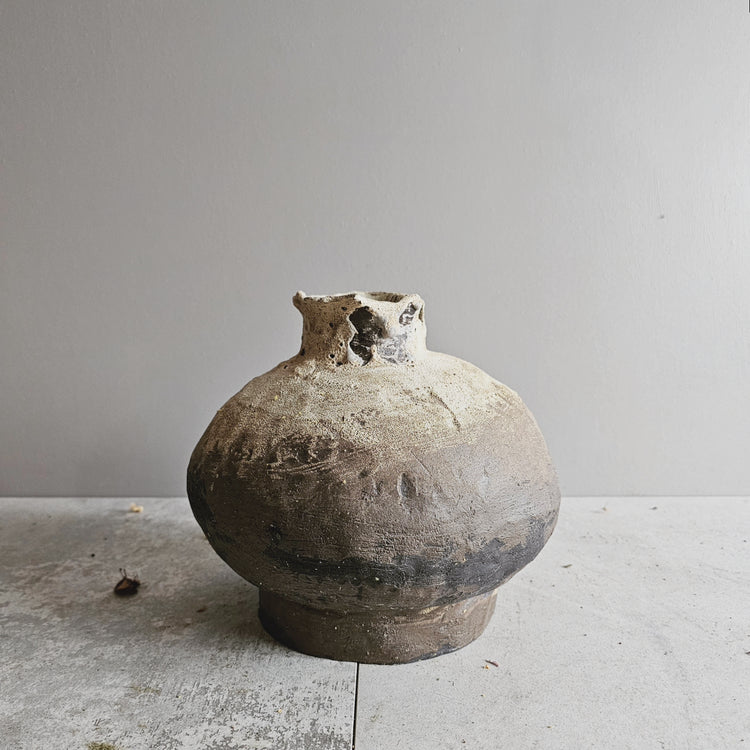 Efeso / vaso in grès nero stratificato bianco vulcanico