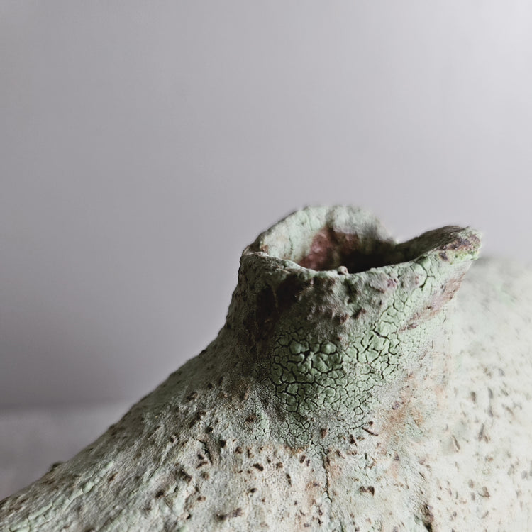 Tebe / vaso in grès rosso e smalto vulcanico