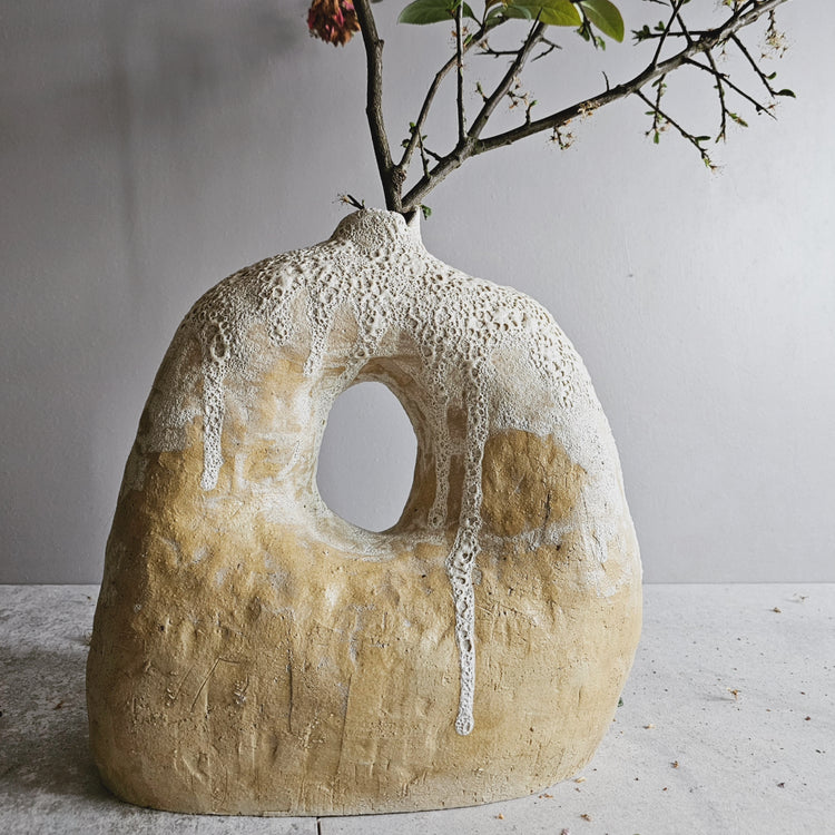 Tebe / vaso in grès crema e smalto vulcanico