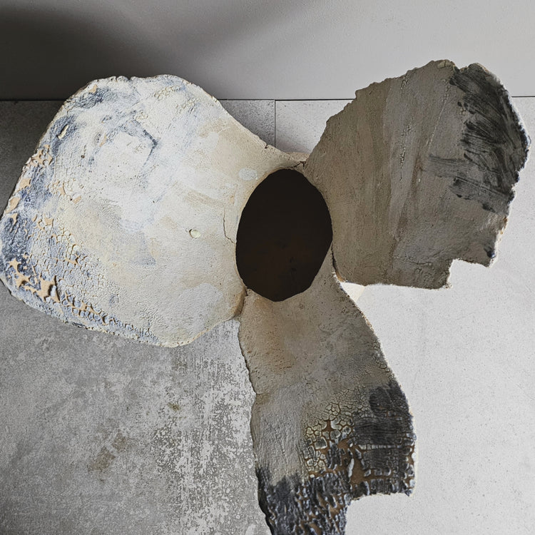 Fiore di roccia / vaso in grès crema e smalto vulcanico azzurro