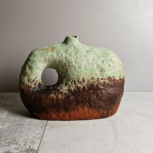 Tebe / vaso in grès rosso e smalto vulcanico