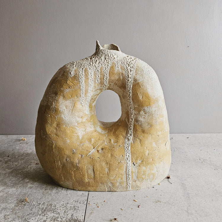 Tebe / vaso in grès crema e smalto vulcanico