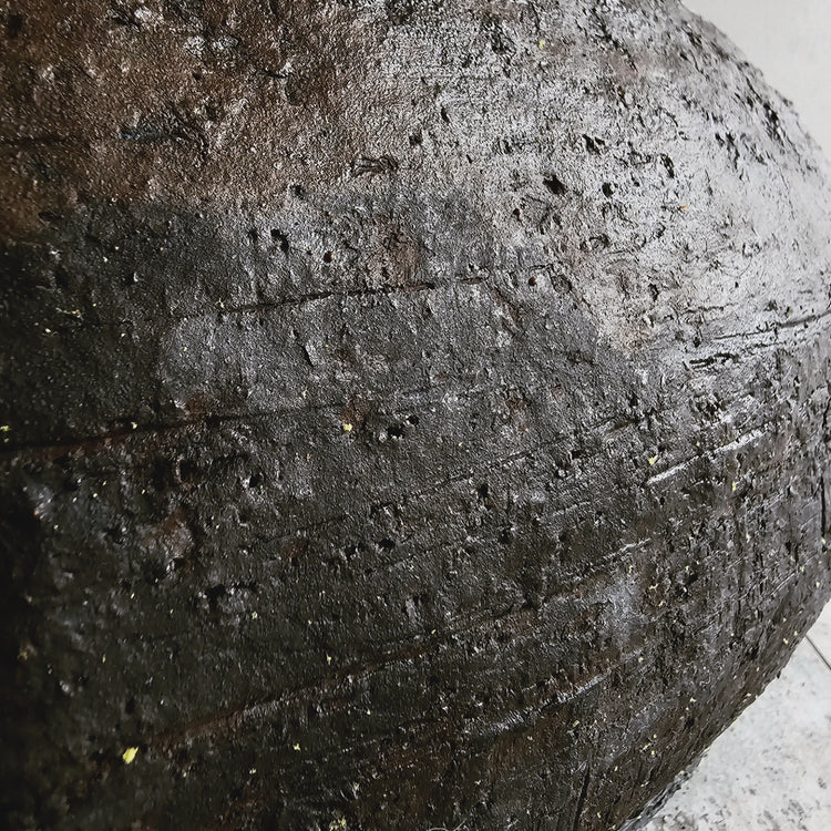 Obscura / vaso in grès bruno-nero